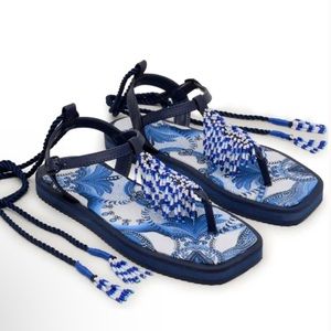 NWT FarmRio Rio Blue Tile Black Banana Beaded Flat Sandals in size 7